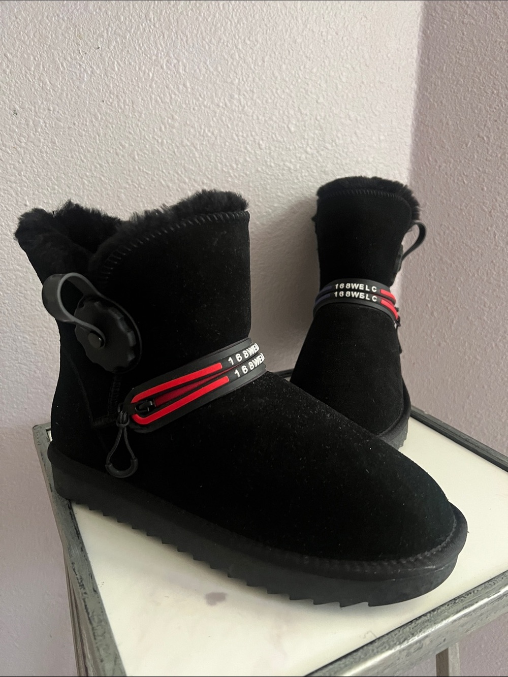 GOOCE 168WELC Suede Leather & Sheepskin Booties with Red & Blue Accents Sz 8